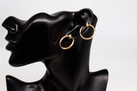 حلق كارتير ذهب تصميم المسمار الفخم عيار 18 وزن 3.7...