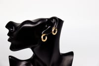 حلق ذهب مموج دائري عيار 18