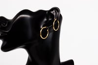 حلق ذهب ناعم تصميم سادة بسيط عيار 18 بوزن 2 جرام