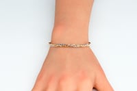 سوارة ذهب بتصميم متداخل عيار 18 وزن 4.2 جرام من ال...