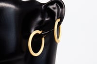 حلق ذهب تصميم ايطالي عيار 18 بتصميمها اللميز والفر...