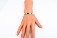 سوارة ذهب روبيرتو كوين تصميم الماسي عيار 18 وزن 9....