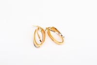 حلق ذهب دائري عيار 18 بتصميم مموج متداخل بوزن 3.7...