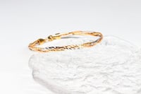 سوارة ذهب بتصميم متداخل عيار 18 وزن 4.2 جرام من ال...