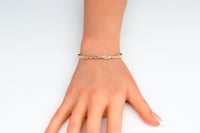 سوارة ذهب بتصميم متداخل عيار 18 وزن 4.2 جرام من ال...