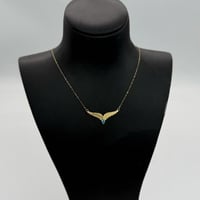 عقد ذهب جناح الصقر عيار 21 باللون السماوي وزن 1.2...