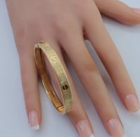 اسوارة ذهب اللوف بتصميم عصري عريض عيار 18 وزن 10.7...