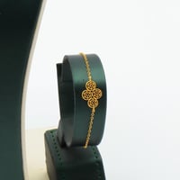 طقم ذهب عيار 21 وزن 7.95 جرام بتصميم تعليقة مركزية...