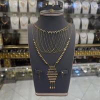 طقم ذهب مع المخنق ناعم عيار 21 وزن 8.5 جرام