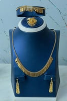 طقم ذهب تصميم انيق عيار 18 وزن 17.8 جرام