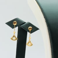 طقم ذهب بلغاري صافي عيار 18 – تصميم ناعم متدلٍ بوز...