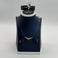 طقم ذهب جناح الصقر باللون الاخضر عيار 21 وزن 3.5 ج...