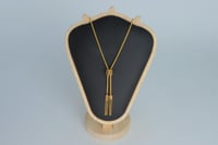 سبحة ذهب عيار 21 مطعمة بالميناء الاسود بوزن 5.4 جر...