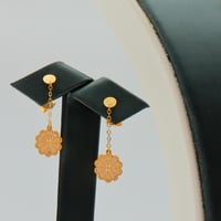 طقم ذهب عيار 21 تصميم زهري وزن 8.58 جرام بإطلالة ف...