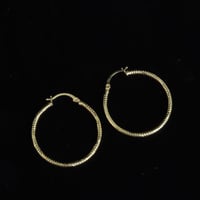 حلق ذهب مدور عيار 18 بتصميم ايطالي وزن 3.16 جرام