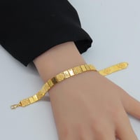 اسوارة ذهب عيار 21 بتصميم ونقوش فريدة وزن 8.4 جرام