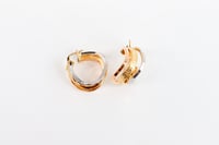 حلق ذهب بتصميمها المموج والفريد ذهب صافي عيار 18 و...