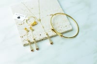 طقم المارلي الفريد باللون الوردي ذهب عيار 18 وزن 1...