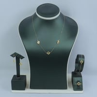 طقم ذهب عيار 18 تصميم فان كليف ثلاث وردات وزن 5.16...