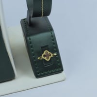 طقم ذهب عيار 18 بتصميم فان كليف خمس وردات وزن 6 جر...