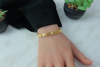 اسوارة فرزاتشي ذهب بتصميم عصري عيار 18