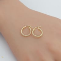 حلق ذهب عيار 18 بتصميم ايطالي مقمش وزن 0.77 جرام