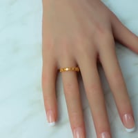 خاتم ذهب عيار 21 بتصميم الحبات بوزن 0.8 جرام