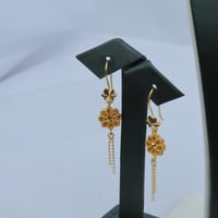 طقم ذهب عيار 21 دورين بتصميم ورد عصرى وزن 19.28 جر...