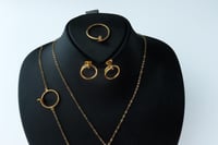 طقم ذهب عيار 21 بتصميم مسمار فاخر بوزن 11 جرام