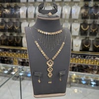 طقم ذه مع المخنق ناعم عيار 18 وزن 5.36 جرام