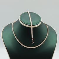 عقد واسوارة ذهب عيار 21 بتصميم الحرير يلبس بوجهين...