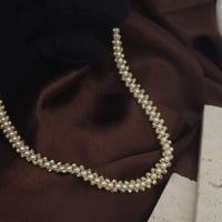 عقد ناعم بالؤلؤ الزراعي الطبيعي المزين بحبات ذهبية...