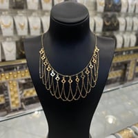 مخنق ذهب ناعم عيار 21 مزين بالمربعات الجذابة وزن 5...