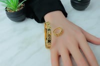 اسوارة فان كليف ذهب مع خاتم عيار 18 لأطلالة فاخرة