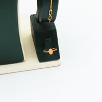 طقم ذهب عيار 21 تصميم تعليقة دائرية متدلية بطابع ع...