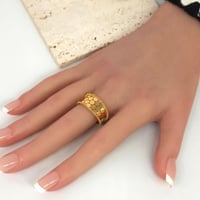 خاتم مميزه بنقش هندسي ناعم ذهب عيار 21