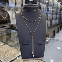 شال ذهب عيار 21 بتصميم ملكي مبروم يشمل حبة لؤلؤ كب...