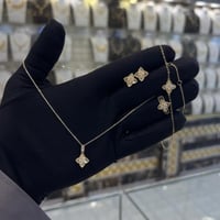 طقم ذهب نواعم روبيرتو كوين تصميم الماس عيار 18 وزن...