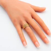 دبلة ذهب عيار 21 حب الرمان ثلاثة دور – تصميم أنثوي...