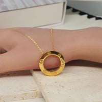 عقد الكارتير بتصميم انيق وناعم ذهب عيار 21 وزن 2.9...