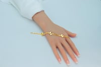 سوارة ذهب الفان كليف ثلاث وردات عيار 21 وزن 6.55 ج...