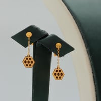 طقم ذهب عيار 21 تصميم متدرج وزن 4.76 جرام بإطلالة...