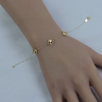 اسوارة فان كليف ذهب عيار 18 ثلاث وردات وزن 1.5 جرا...