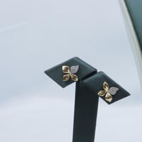 طقم ذهب باسكال عيار 18 ناعم بتصميم الماسي وزن 3.66...