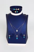 طقم ذهب بوشرون الملون تصميم الماسي عيار 18 وزن 4.4...