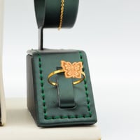 طقم ذهب ناعم عيار 21 وزن 3.75 جرام بتصميم فراشة