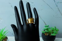 خاتم ذهب ناعم عيار 21 مميز بنقش دائري فاخر