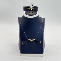 طقم ذهب جناح الصقر باللون الاخضر عيار 21 وزن 3.5 ج...