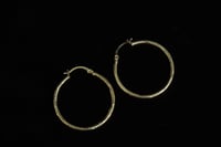 حلق ذهب مدور عيار 18 بتصميم ايطالي وزن 3.16 جرام