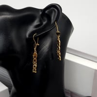 حلق ذهب عيار 21 جنزير بتصميم إنفينتي وزن 2.7 جرام